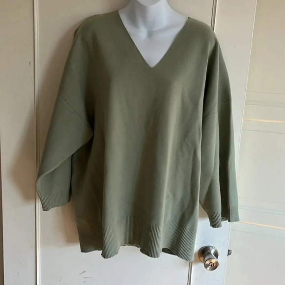 Wilfred Free
Souvenir Sweater Green size 3/L. Loungewear casual effortless wear. - Picture 3 of 11